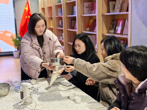 巧手焙芳华 甜蜜共绽放