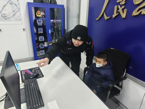 黑龙江省哈尔滨市延寿县局客运站警务站民警10分钟助走失幼童平安回家