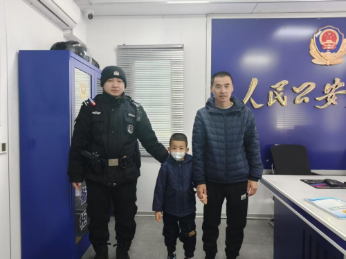 黑龙江省哈尔滨市延寿县局客运站警务站民警10分钟助走失幼童平安回家