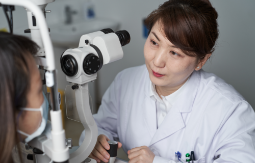 眼科医生刘娜提醒：视力模糊要警惕，别把白内障当成老花眼