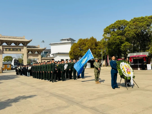 清明护旗祭忠魂·十年淬剑承初心 —— 小勇士品牌夏令营教导团烈士陵园祭扫致敬英烈