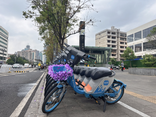 昆明街头惊现移动“蓝楹花”！哈啰打造春城骑行新体验