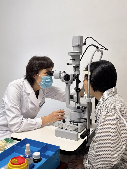 高度近视合并白内障患者重获清晰视界 术后感慨：早该做了