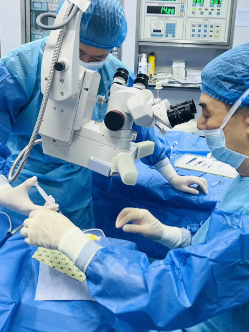 重庆爱成眼科易虹教授：白内障不及时医治的风险科普
