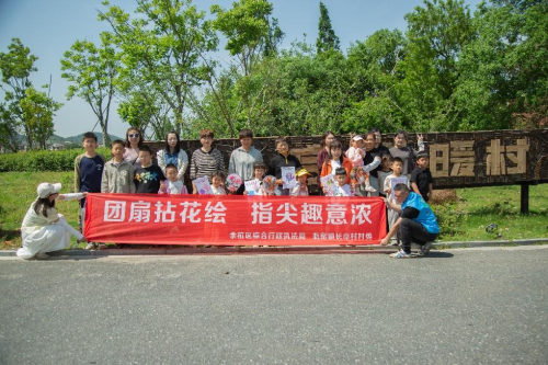 “团扇拈花绘，指尖趣意浓”  ----长命村垃圾分类宣传活动