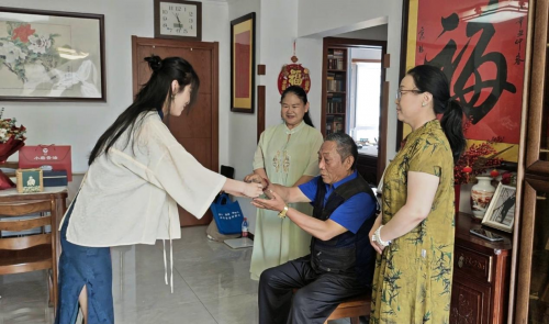 刘洋拜师王兆明学习书法 传统拜师仪式彰显文化传承