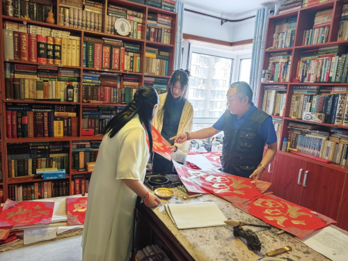 刘洋拜师王兆明学习书法 传统拜师仪式彰显文化传承