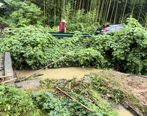 杭州余杭：风雨中的20分钟抢险战——小古城网格员高效疏通桥洞守护百亩农田