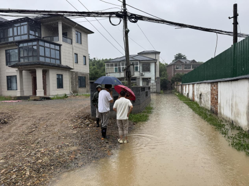 “十能”网格员破浪解民忧：微信群里一条消息，积水路变通途