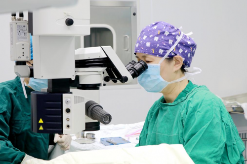 从昆明到深圳1400多公里的信任！87岁昆明退休干部和女儿从昆明奔赴深圳华厦眼科治白内障