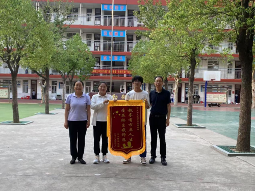 河南漯河郾城三中毕业生向任课教师敬赠