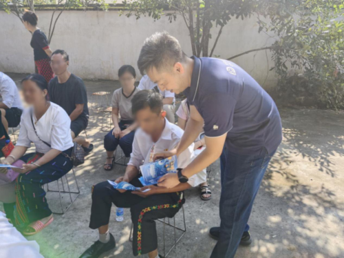 中国太保产险德宏中支开展“金融知识进景颇村寨，共筑权益保护屏障”宣传活动