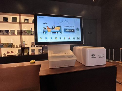 酒店数字化工具只能办入住?鹿马酒店自助机从基础到进阶功能剖析