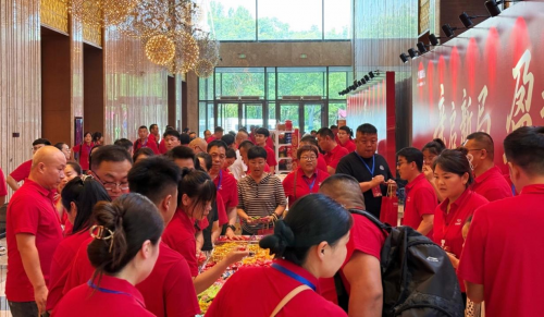 亲启新局，盈势而上！亲亲食品2025新品盛典郑州绽放，共拓零食新赛道！