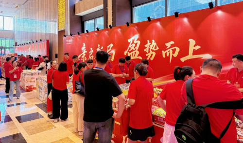 亲启新局，盈势而上！亲亲食品2025新品盛典郑州绽放，共拓零食新赛道！