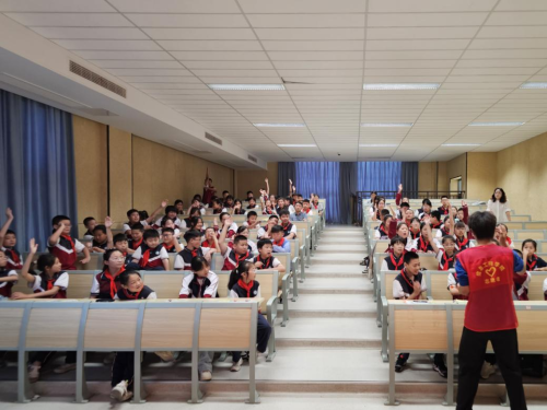 盐城师范学院红十字会AI志愿服务队赴大庆路实验学校联合开展“七彩的夏日”暑期夏令营活动