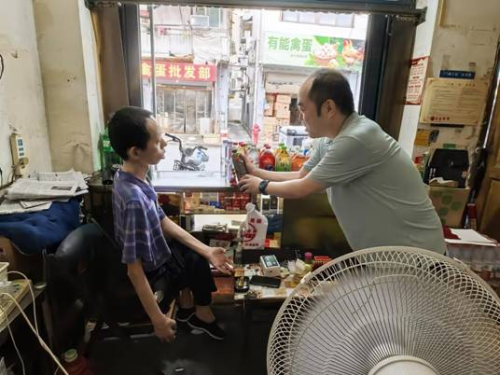 炎夏送清凉，党旗映初心——硚口烟草汉正党支部走访慰问残疾客户