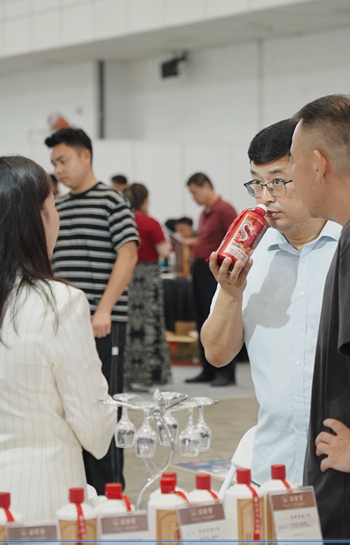 问鼎金盛奖！石荣霄酒青草香闪耀中酒展，荣膺“好产品Top100”