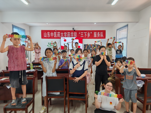 绘漆扇传承古韵,制翻花启迪童思