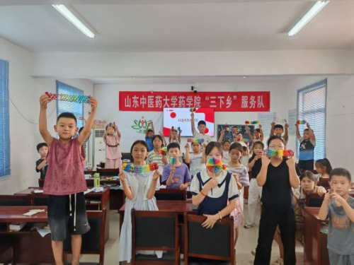 水拓漆扇绘童趣 指尖翻花传文脉