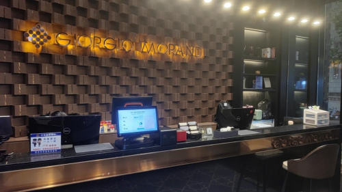 酒店自助机只能替代人工办入住?看鹿马(LUMOUS)如何重构行业价值