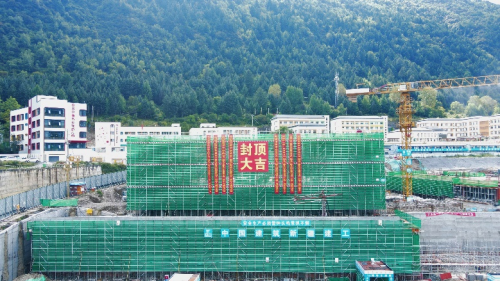 中建新疆建工西南公司马尔康长征学校项目首栋建筑主体顺利封顶