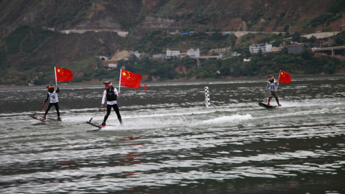 2025云南东川港首届水上飞人、动力冲浪板公开赛举行