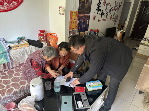 贴心服务暖人心 农行为高龄老人解难题