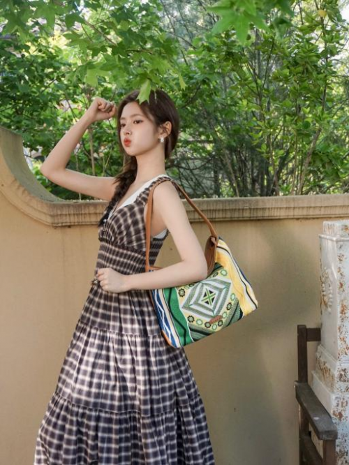 明星同款轻松get!Coogi(库吉)苦瓜纹包多元穿搭，成时尚圈新宠