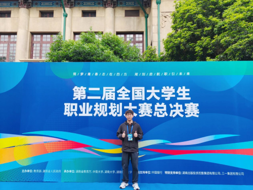 �Էܶ�Ϊ�ʣ���ʱ��֮�����ഺ������һ����ͨ��ѧ���˧��׿Խ����֮·