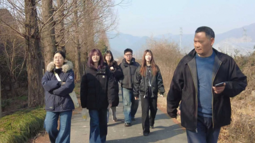 科技赋能现代农业 青春助力乡村振兴  ——杭州万向职业技术学院学子赴双浦镇绘就乡村振兴新图景