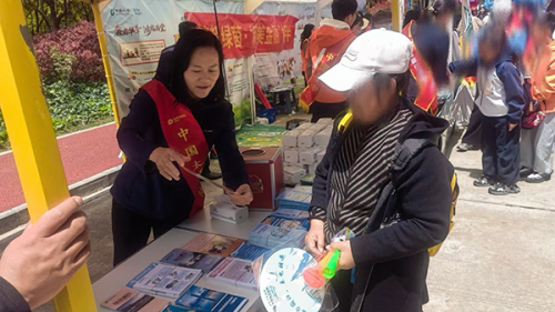 中国太保产险丽江中支积极参与"滇超绿茵 和美金融"宣传活动筑牢金融安全防线