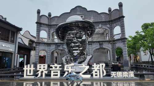 具身智能为文旅注入新活力,智瀚星途机器人五一假期赋能无锡映月里提供导览巡检服务