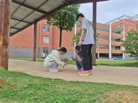 抚州职业技术学院“智行扶光”团队智能导盲杖多场景实测成功，点亮无障碍出行新征程