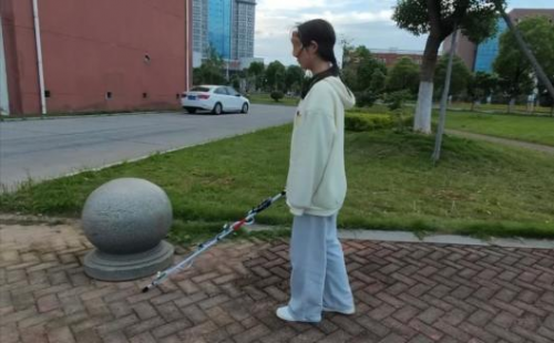 抚州职业技术学院“智行扶光”团队智能导盲杖多场景实测成功，点亮无障碍出行新征程