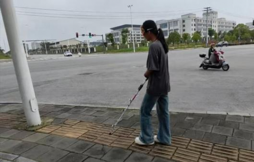 抚州职业技术学院“智行扶光”团队智能导盲杖多场景实测成功，点亮无障碍出行新征程