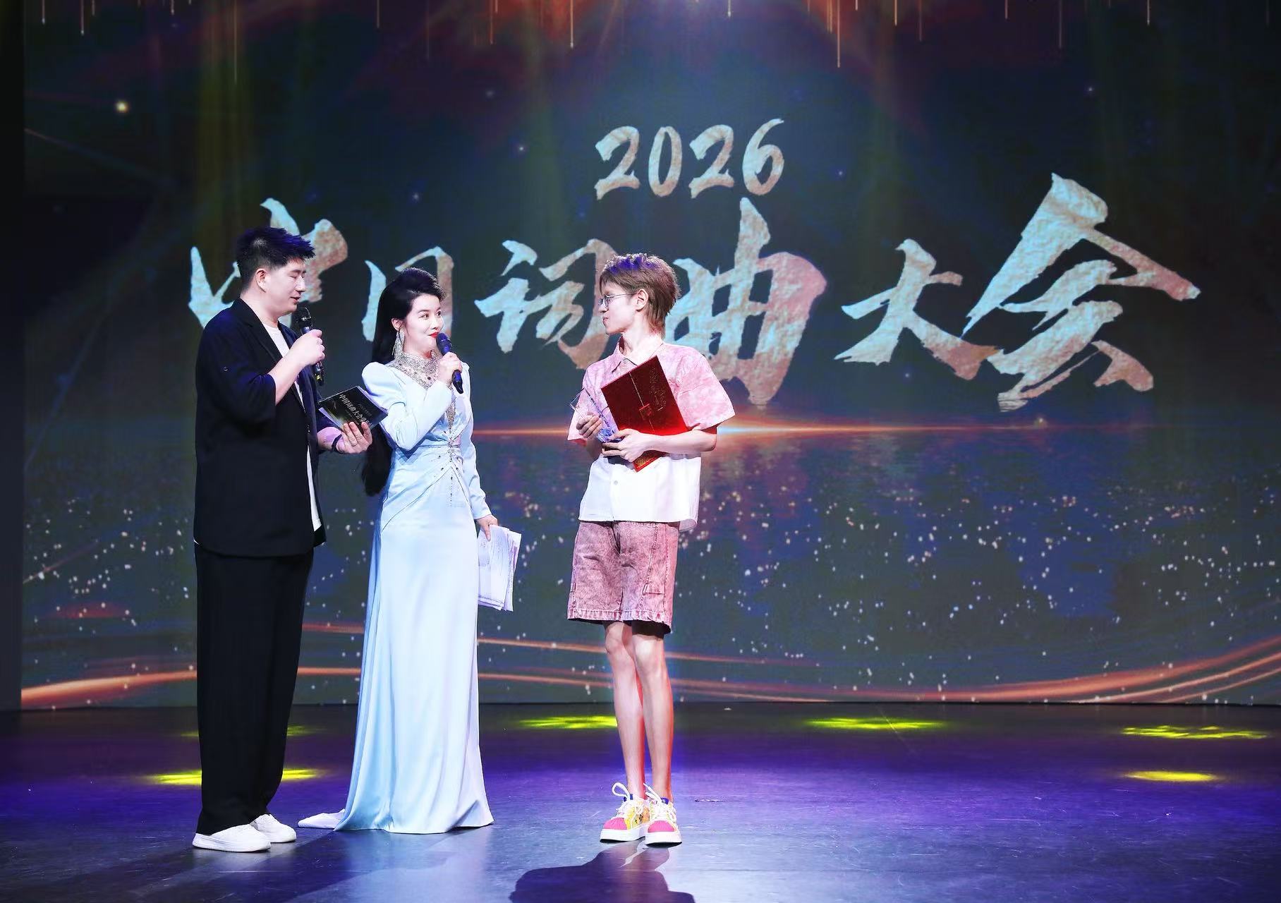 哲宗音乐艺术家单潇凌老师斩获“年度最佳词曲创作人”获奖感言引全场深思(图4)