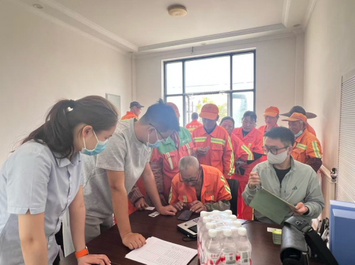金融服务进一线 暖心关怀环卫人