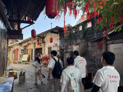 红韵非遗浸润古镇 —— 川化院青年学子赴尧坝开展红色文化与非遗技艺推普社会实践
