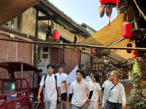 红韵非遗浸润古镇 —— 川化院青年学子赴尧坝开展红色文化与非遗技艺推普社会实践