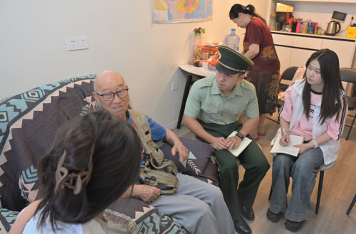 九旬老兵鞠万坤:浴血沙场守家国 余热灼灼传红魂 --武汉纺织大学外经贸学院信息技术学部安防志愿服务队慰问老兵实践活动