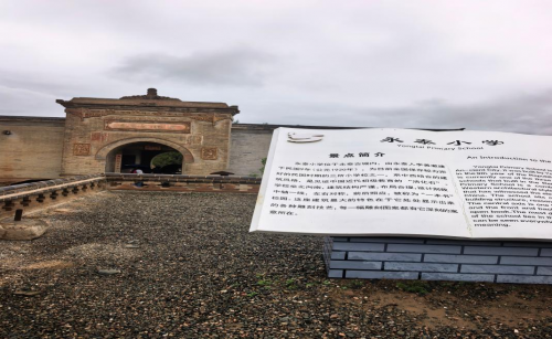 兰州交通大学景泰寻韵传薪团走进景泰县永泰龟城开展文化研学与环境整治服务(图1)