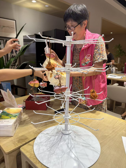 巧手缝制宝葫芦,公益售卖传爱心——杭师大