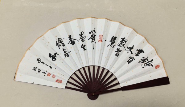 《众星捧月墨染国庆》风格独特艺术家张桂香