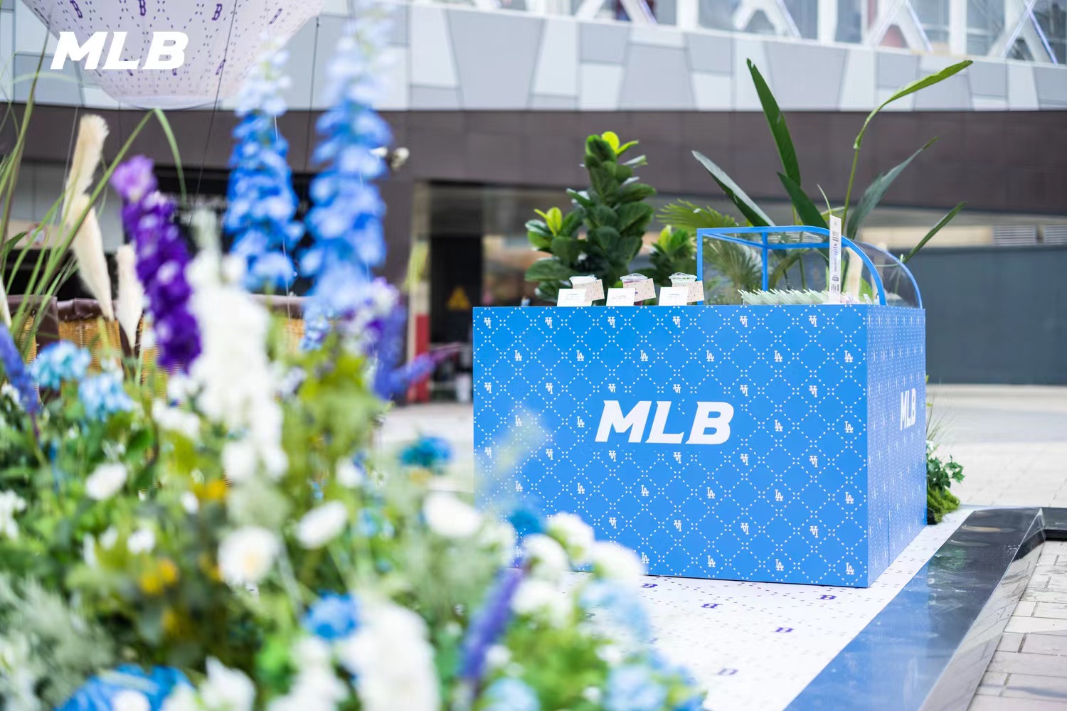 MLB品牌MONOLAND老花漫境沉浸展启幕 首站登陆上海，探抵潮奢新境