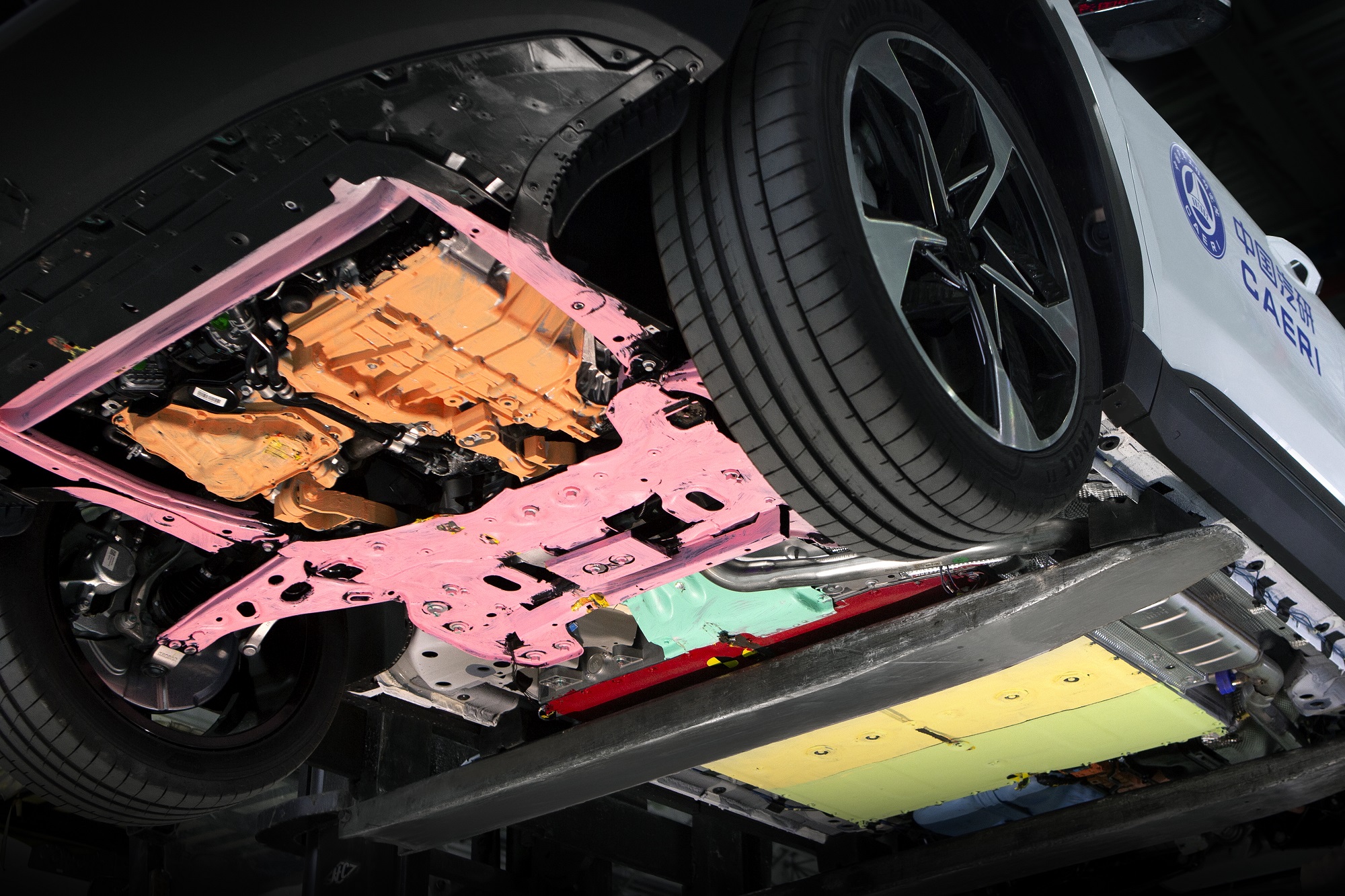 首搭神盾电池安全系统的吉利银河L7高标准通过4大整车级电池安全测试