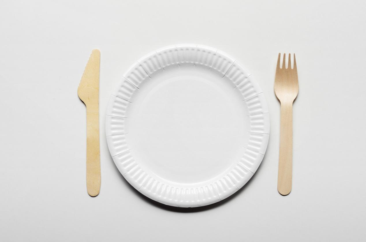 正上方拍摄的空白盘子与叉和餐桌刀的白色背景