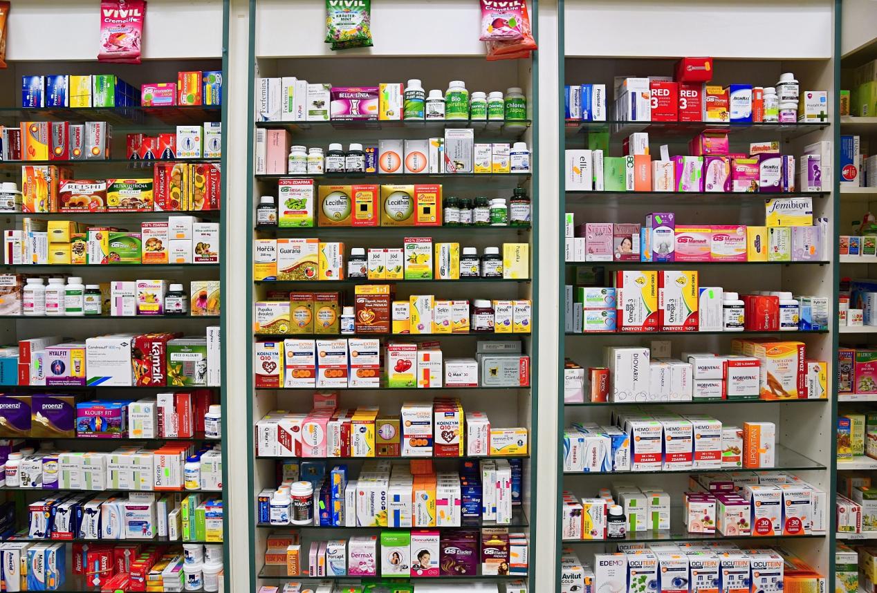 2017年12月29日，捷克布尔诺。背景的药店。货物在货架上。健康和健康生活方式的药物和维生素。商业和销售的概念