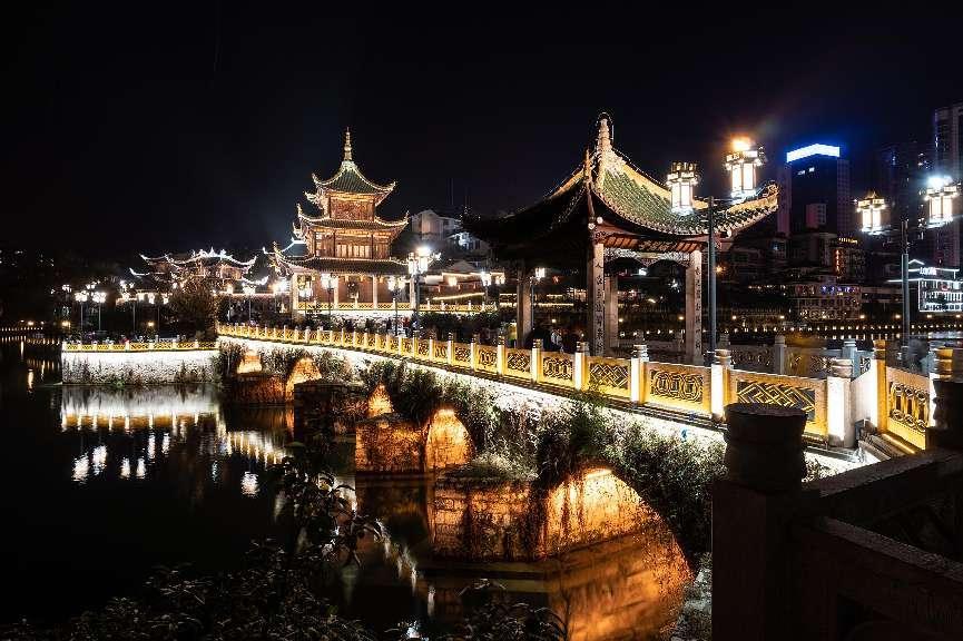 中国贵阳夜晚的嘉秀塔和扶余桥