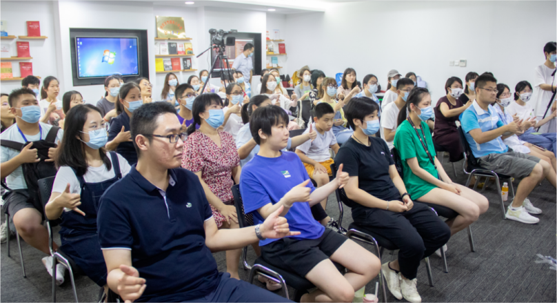 科技无障碍倡导者李朋程帮助聋人青年适应社会技能